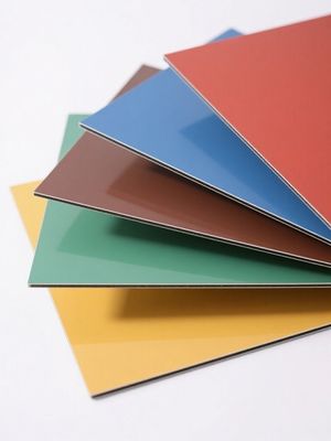 मौसम प्रतिरोधी पीवीडीएफ लेपित एल्यूमिनियम कम्पोजिट पैनल | यूवी-संरक्षित आउटडोर बिलबोर्ड सामग्री